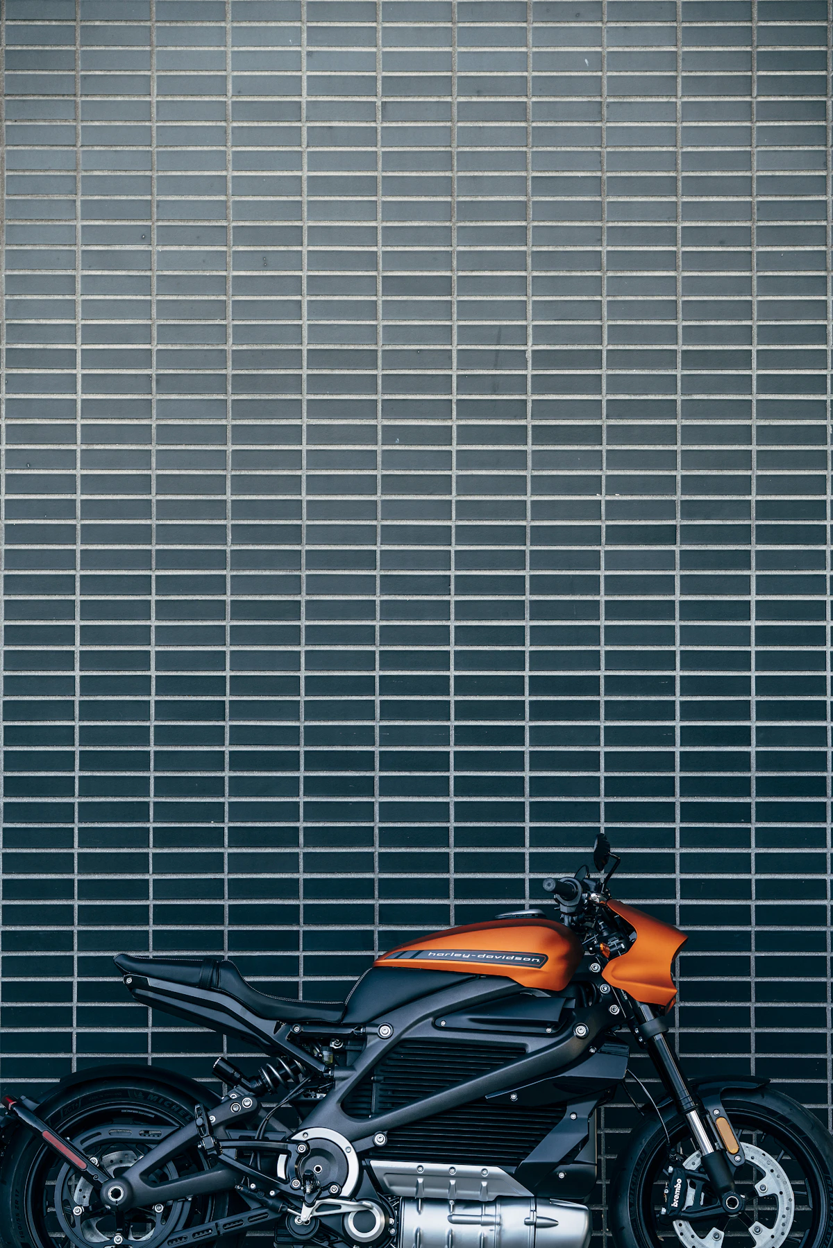 Composición de repuestos mecánicos reales para motocicletas: filtros, cadenas y herramientas